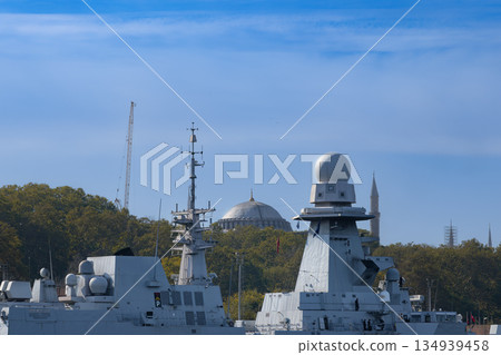 土耳其伊斯坦堡的清真寺和軍艦 134939458
