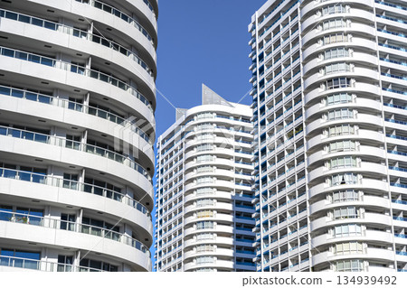 橫濱港未來摩天大樓和藍天的城市景觀 134939492