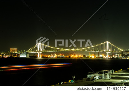 Night view of Rainbow Bridge and the trajectory of a ship Night view of Rainbow Bridge and the trajectory of a ship 134939527