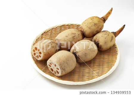 蓮藕放在白色背景的托盤上 134939553