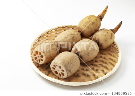 蓮藕放在白色背景的托盤上 134939555