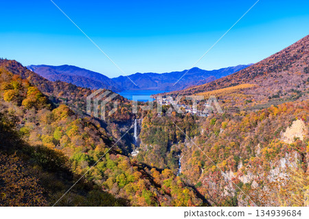 秋色正濃，從明智平眺望華嚴瀑布和中禪寺湖，栃木縣日光市 134939684