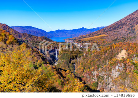 秋色正濃，從明智平眺望華嚴瀑布和中禪寺湖，栃木縣日光市 134939686