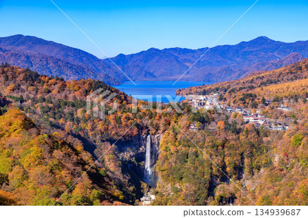 秋色正濃，從明智平眺望華嚴瀑布和中禪寺湖，栃木縣日光市 134939687