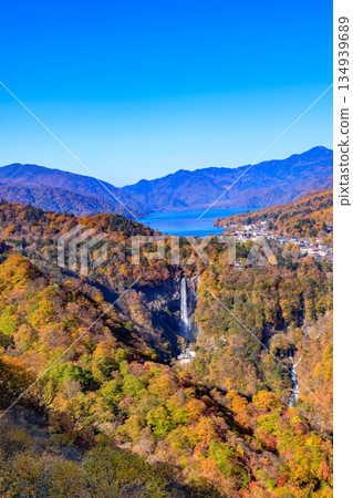 秋色正濃，從明智平眺望華嚴瀑布和中禪寺湖，栃木縣日光市 134939689