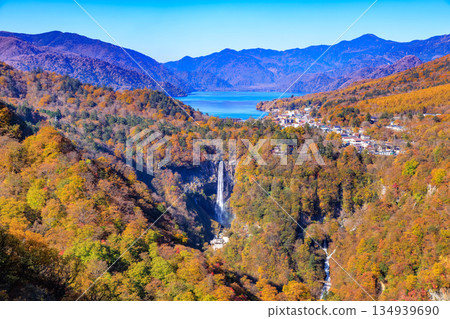 秋色正濃，從明智平眺望華嚴瀑布和中禪寺湖，栃木縣日光市 134939690
