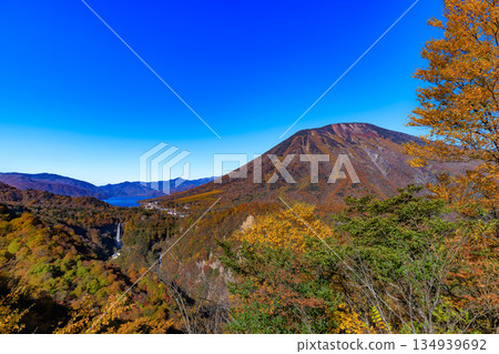 從明智平眺望栃木縣日光市、華嚴瀑布、中禪寺湖和男體山，秋色正濃。 134939692