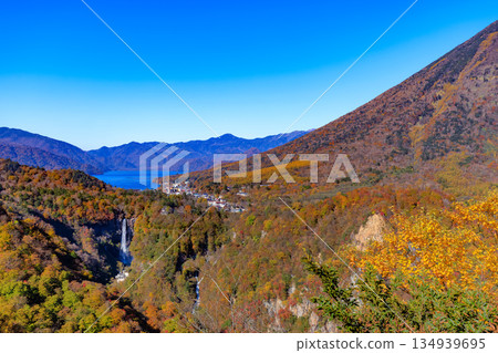 秋色正濃，從明智平眺望華嚴瀑布和中禪寺湖，栃木縣日光市 134939695