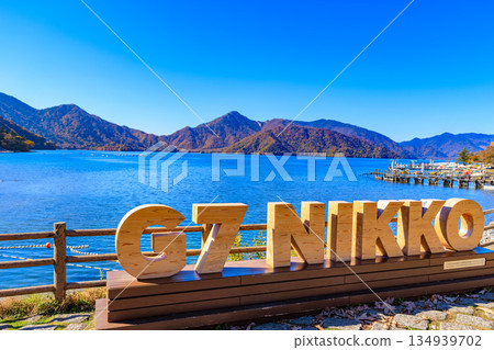 秋季的栃木縣日光市中禪寺湖 134939702