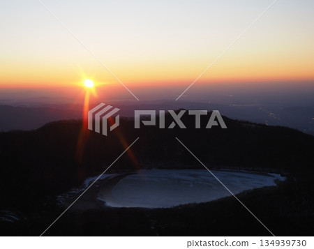 彷彿照耀到冰封火山口湖的日出(20251223065105) 彷彿照耀到冰封火山口湖的日出(20251223065105) 134939730