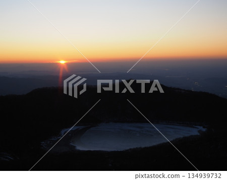 Sunrise with rays of light beginning to grow (20251223064912) 134939732