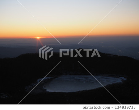 冬日清晨,太陽剛從雲層中升起(20251223064857) 冬日清晨,太陽剛從雲層中升起(20251223064857) 134939733
