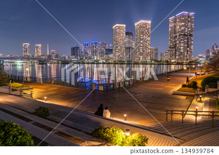 Tokyo: Night view of Toyosu Gururi Park and tower apartments in Harumi 134939784