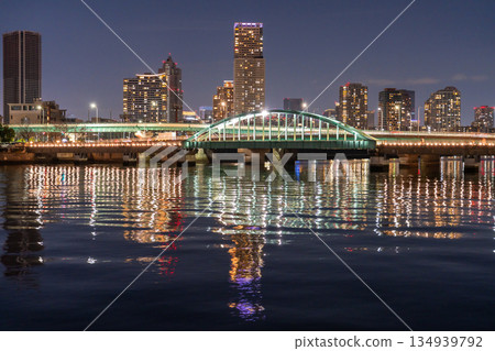 東京：塔樓公寓和晴海橋的夜景 134939792