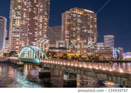 東京：塔樓公寓和晴海橋的夜景 134939797