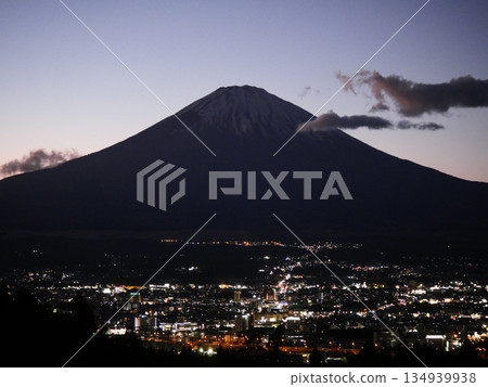 黎明前的富士山和御殿場璀璨的夜景 134939938
