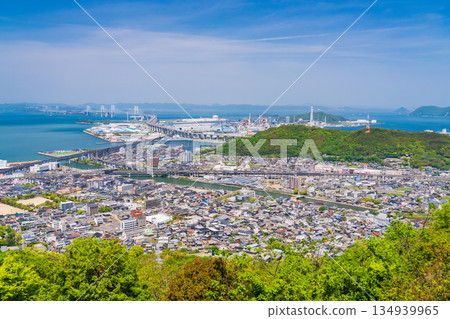<香川縣> 俯瞰瀨戶大橋的城市景觀和青之山景色 134939965