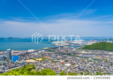 <香川縣> 俯瞰瀨戶大橋的城市景觀和青之山景色 134939966