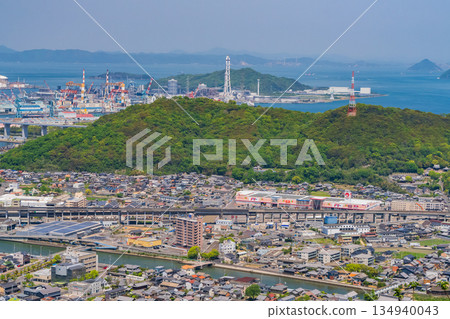 Tokyo: Cityscape overlooking the Seto Inland Sea and Aonoyama mountain view 134940043