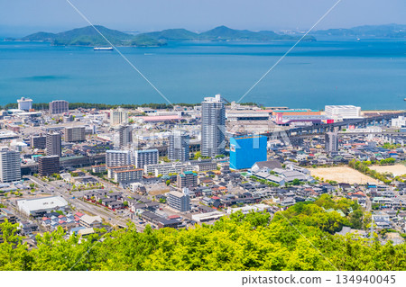 東京：俯瞰瀨戶內海和青之山的城市景觀 134940045