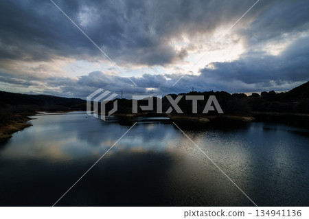New Year's evening view of Nunome Dam in Nara - Clouds blowing over Lake Nunome and the lake surface reflecting the sky ③ New Year's evening view of Nunome Dam in Nara - Clouds blowing over Lake Nunome and the lake surface reflecting the sky ③ 134941136