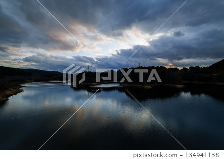 奈良佈目水壩的新年夜景-雲霧繚繞佈目湖,湖面倒映著天空 ⑤ 奈良佈目水壩的新年夜景-雲霧繚繞佈目湖,湖面倒映著天空 ⑤ 134941138