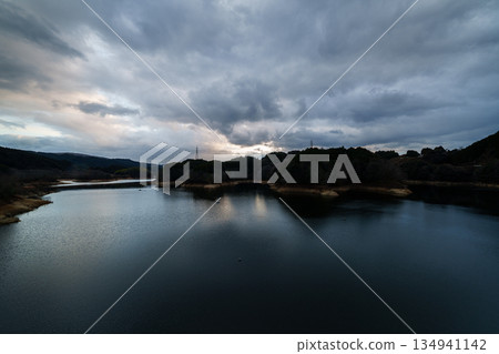 New Year's evening view of Nunome Dam in Nara - Clouds blowing over Lake Nunome and the lake surface reflecting the sky ⑨ 134941142