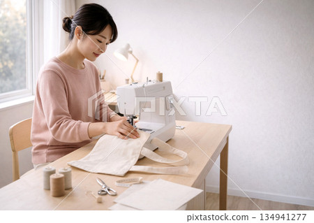 冬日的清晨,一位日本婦女在家中的縫紉角縫製手提袋。 冬日的清晨,一位日本婦女在家中的縫紉角縫製手提袋。 134941277