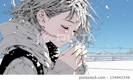 一位年輕女子對著自己凍僵的雙手吹氣取暖。 134941548