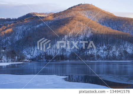 冬日清晨,晨曦染紅了白霜。 冬日清晨,晨曦染紅了白霜。 134941576