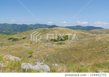 Spring 2025: Withered grass still remains on Akiyoshidai. View from Jigokudai towards Kitayama. Spring 2025: Withered grass still remains on Akiyoshidai. View from Jigokudai towards Kitayama. 134941735