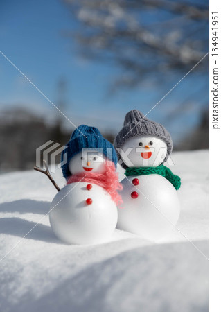 新雪和兩個雪人 134941951