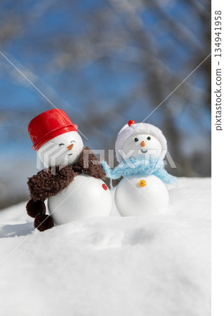 新雪和兩個雪人 新雪和兩個雪人 134941958