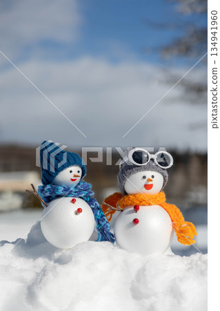 新雪和兩個雪人 新雪和兩個雪人 134941960
