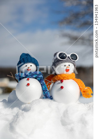 新雪和兩個雪人 134941963