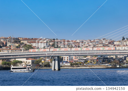 土耳其伊斯坦堡金角灣地鐵橋和列車 134942150