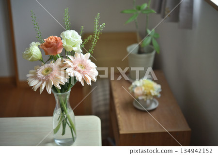 Flowers in a vase Flowers in a vase 134942152