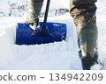 用鏟子清除積雪 134942209
