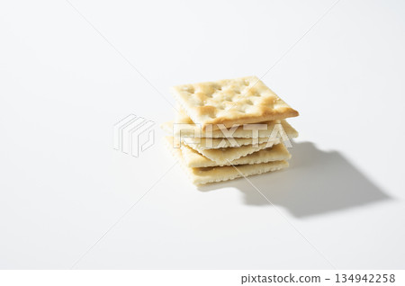 Stacked crispy crackers 134942258