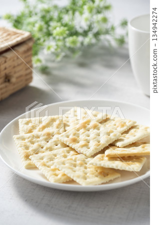 早餐吃脆餅乾 134942274