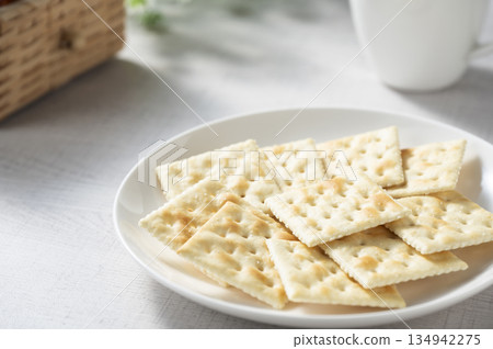 早餐吃脆餅乾 134942275