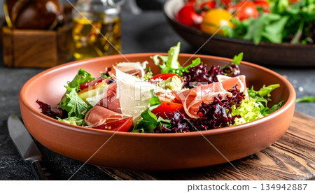 色彩繽紛的沙拉，配上義大利燻火腿 4 134942887