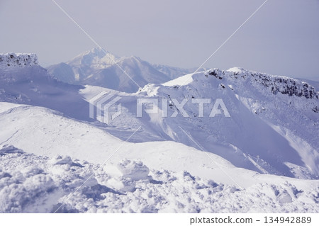 阿達塔拉山脊線和冬季山景 134942889