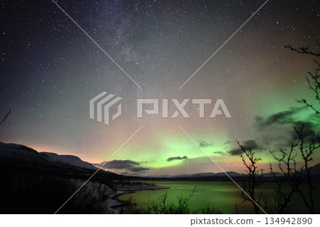 銀河與北極光，瑞典自然風光 134942890