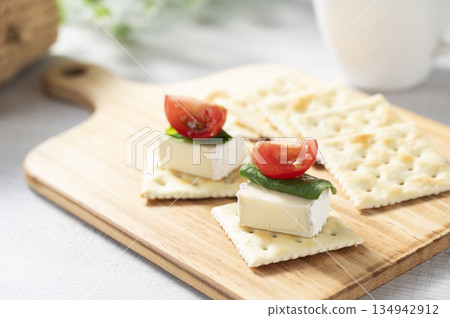 Cheese topping on crackers Cheese topping on crackers 134942912