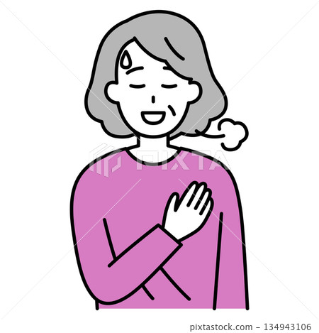 一位老婦人把手放在胸口,感到如釋重負。 一位老婦人把手放在胸口,感到如釋重負。 134943106