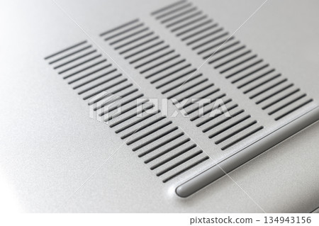 筆記型電腦背面的通風口照片 筆記型電腦背面的通風口照片 134943156