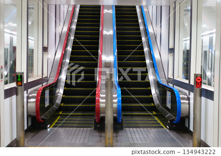 Escalator Escalator 134943222