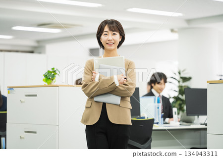 一位年輕職業婦女在辦公室工作的肖像 134943311