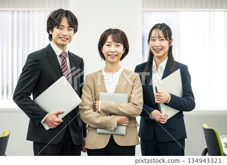 一個年輕的商務人士的肖像 134943321